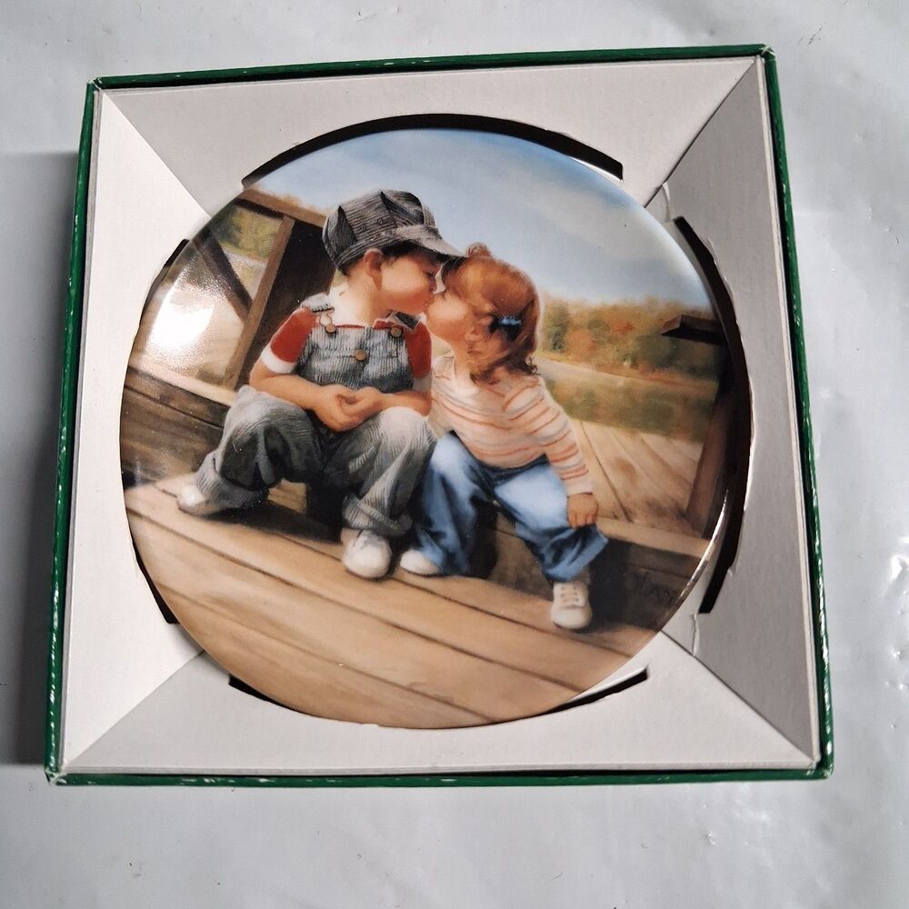 Donald Zolan miniature plate First Kiss original box never displayed